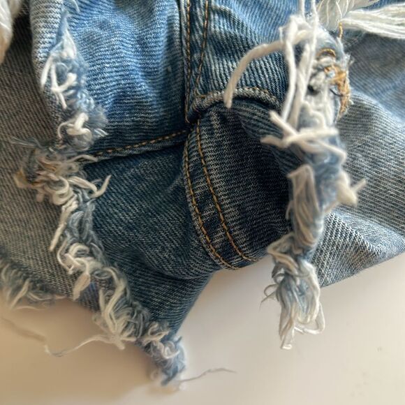 Levi's Women's 501 Original Shorts Distressed,   Blue, size 31, NWT - Picture 5 of 9